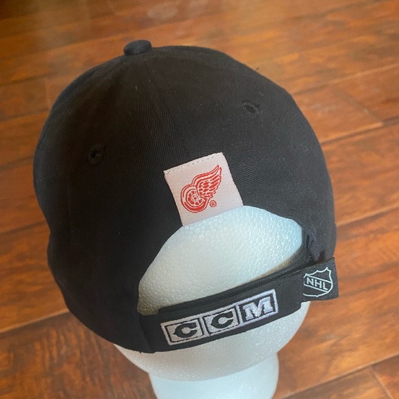 Red wings hat - Picture 2 of 2